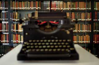 La máquina de escribir del poeta, expuesta en la Casa Pessoa. Al fondo, sus libros...