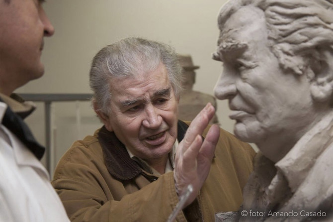 Antonio Gamoneda observa su busto. © Fotografía: Amando Casado.