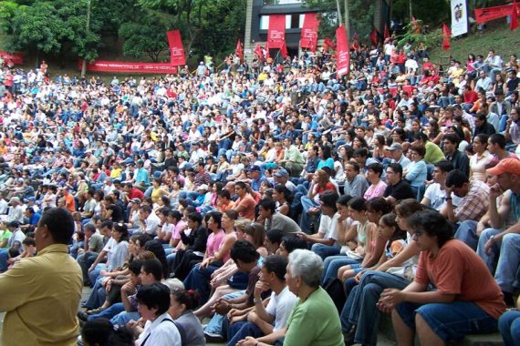 Imagen del público durante uno de los recitales del Festival Internacional de Poesía de Medellín.