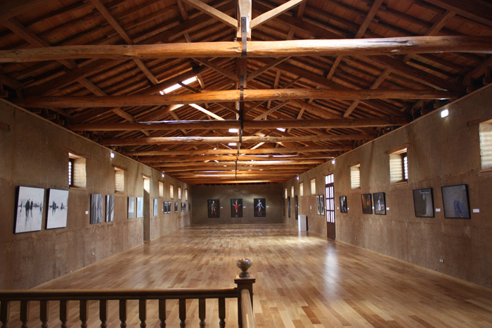 Interior del MIHACALE, con las obras de la exposición "No lugares, no personas".